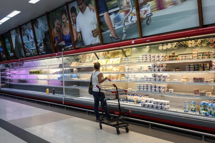 Fotografía de archivo en la que se registró a una compradora frente a las neveras, poco abastecidas, de un supermercado en Caracas (Venezuela). EFE/Miguel Gutiérrez