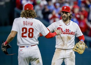 10-0. Triunfo de escándalo de los Filis , que aumenta a dos juegos su ventaja en la serie