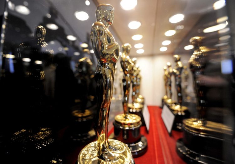 Fotografía de archivo en la que se registró el detalle de algunas estatuillas de los premios Óscar, en el Time Warner Center, en Nueva York (NY, EE.UU.). EFE/Justin Lane