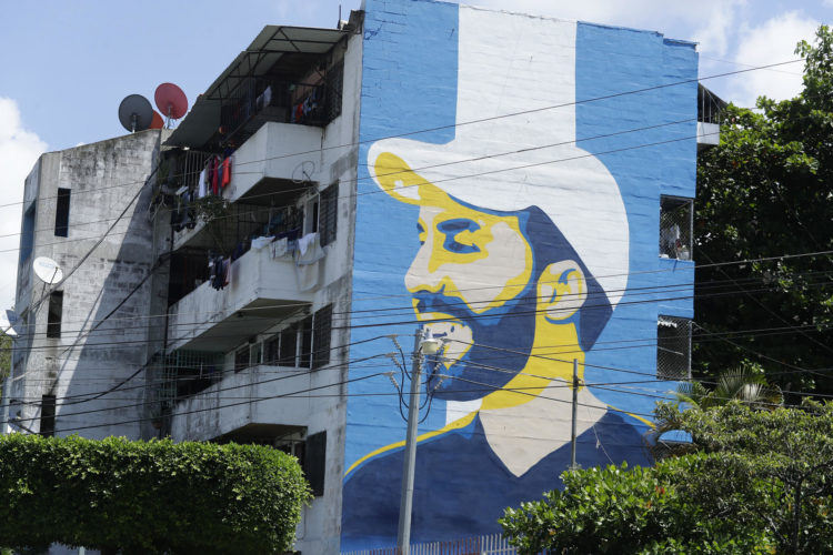 Fotografía de un edificio multifamiliar donde se observa un mural del presidente salvadoreño, Nayib Bukele, el 1 de octubre de 2023, en San Salvador (El Salvador). EFE/ Rodrigo Sura