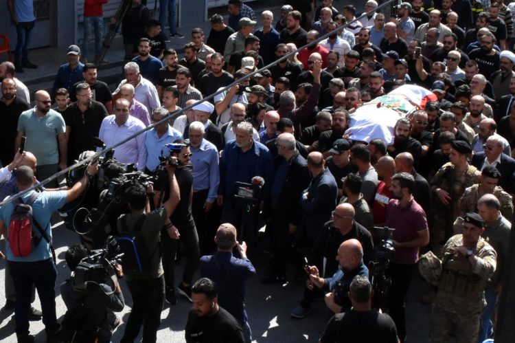 Funeral del periodista de la agencia Reuters Issam Abdulla el pasado 14 de octubre en una población del sur de Líbano. Según el Gobierno de Líbano Abdulla murió asesinado por un misil israelí, extremo que Tel Aviv niega. EFE/EPA/Ziad Choufi