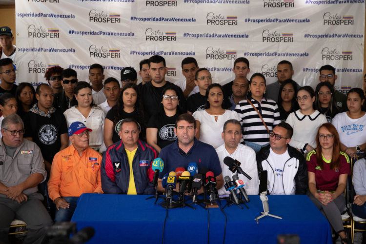 El candidato a las elecciones primarias opositoras del 22 de octubre, Carlos Prosperi, habla durante una rueda de prensa, hoy, en Caracas (Venezuela). EFE/ Rayner Peña R.
