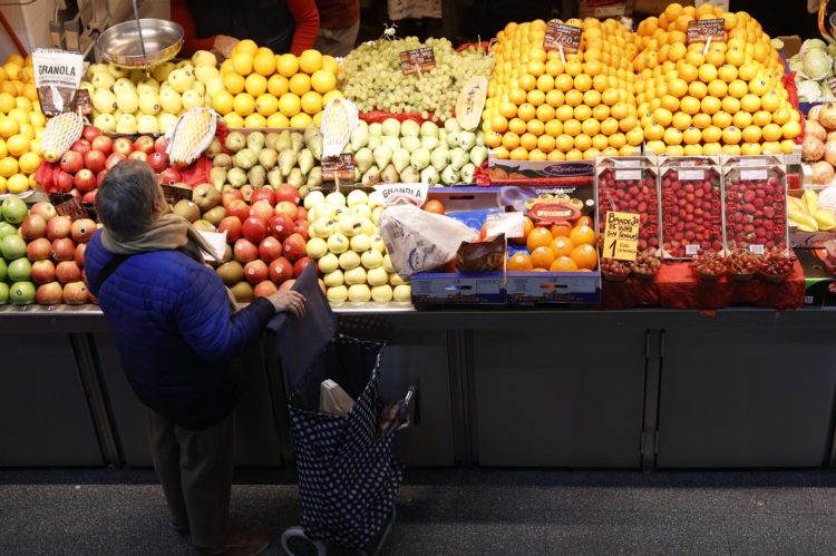 Una frutería muestra sus productos con los precios en un mercado, en una imagen de archivo. EFE/ Mariscal