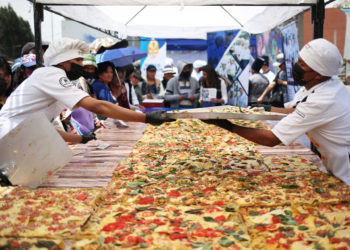 Presentan en Bolivia la pizza «más grande» a base de huevo para impulsar su consumo