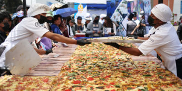 Presentan en Bolivia la pizza «más grande» a base de huevo para impulsar su consumo
