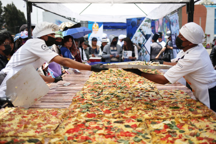 Cocineros montan bloques para armar una pizza gigante de huevo hoy, durante el día mundial del huevo, en La Paz (Bolivia). EFE/Luis Gandarillas