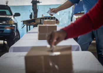 Miles de venezolanos votan esperanzados en un cambio de presidente en 2024