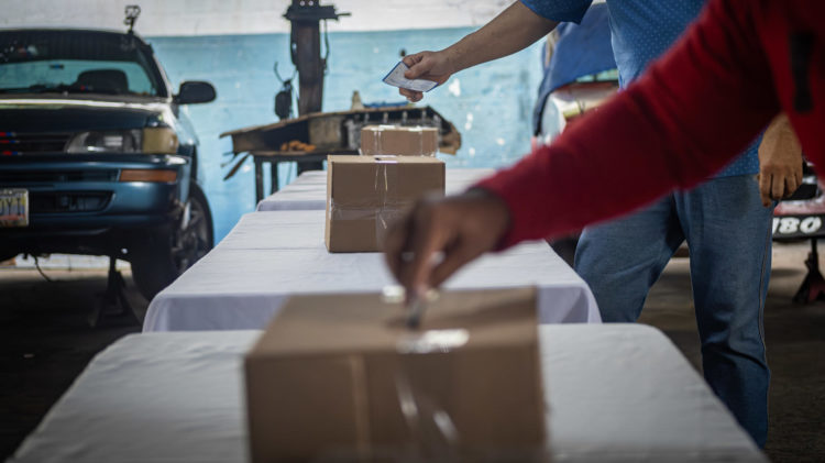 Ciudadanos asisten a votar faltando poco tiempo para el cierre de las mesas, hoy, en las elecciones primarias de la oposición, en Maracaibo (Venezuela). EFE/ Henry Chirinos