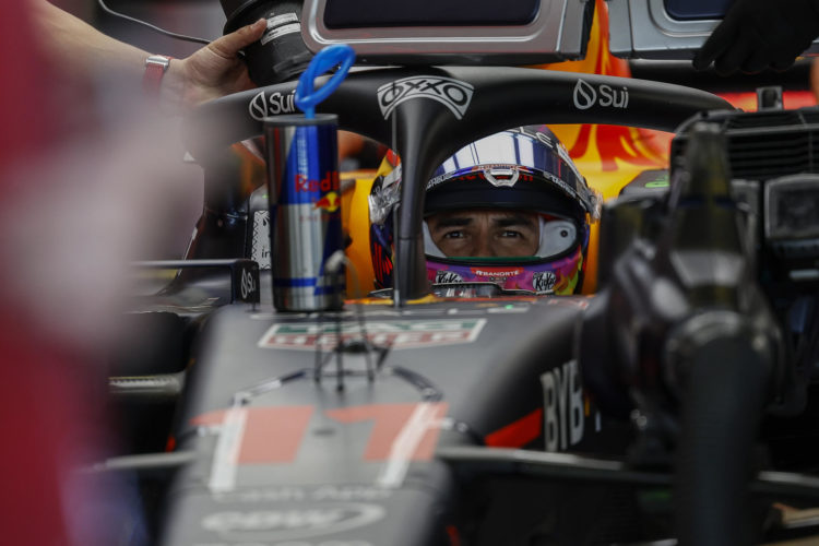 El mexicano Sergio Pérez de la escudería Red Bull Racing se prepara hoy, durante la tercera sesión de prácticas en el autódromo Hermanos Rodríguez, previo al Gran Premio de México de Fórmula 1, en Ciudad de México (México). EFE/ Isaac Esquivel