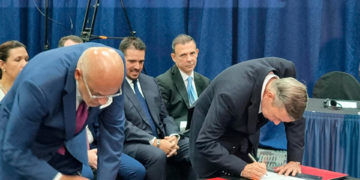 El Gobierno de Venezuela y la oposición firman un acuerdo de garantías para las presidenciales de 2024