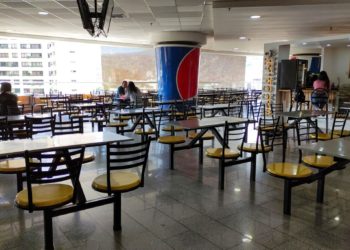 Caída del consumo desaceleró el aumento del costo de vida en dólares