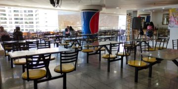 Caída del consumo desaceleró el aumento del costo de vida en dólares