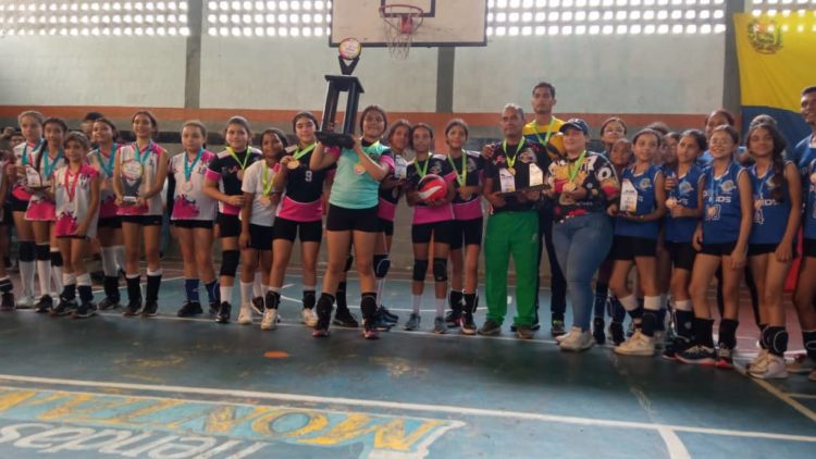 Orgullosas campeonas levantan su trofeo (Gráficas: Cortesía
Iamd-Trujillo)