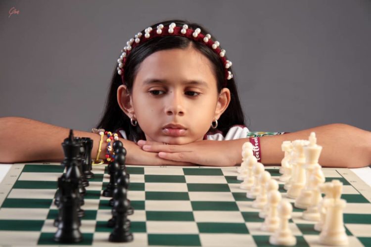 La niña estudiante de quinto grado en este momento se concentra en las estratégias que pudiera aplicar en el tablero de ajedrez (Gráficas: Cortesía Asociación Trujillana de Ajedrez)