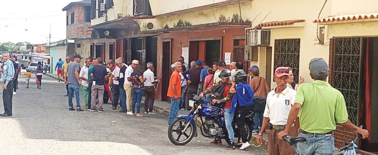 En el principal centro de votación, ubicado al lado del teatro San Pedro, la participación fue masiva. (Fotos Douglas Abreu)
