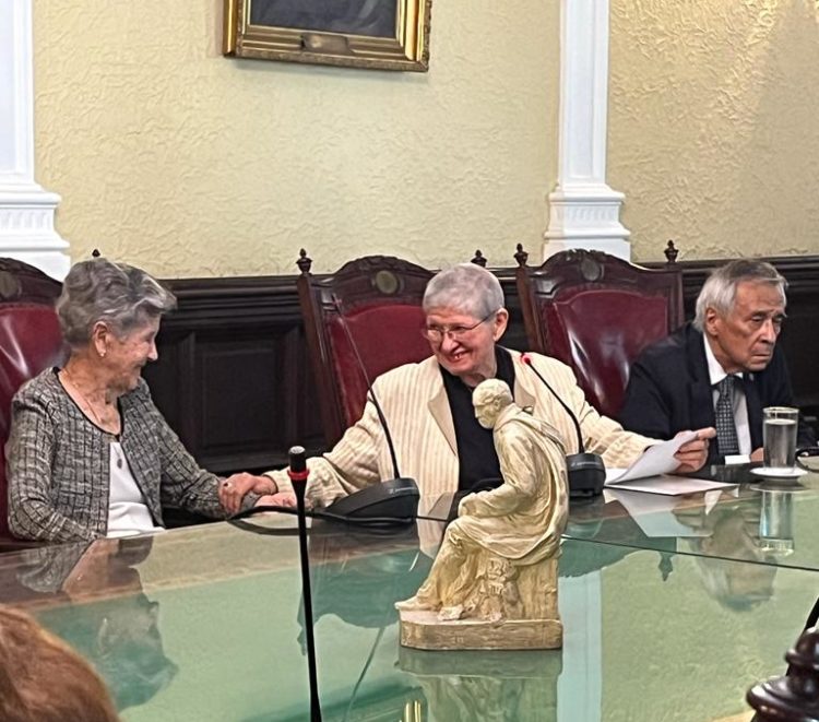 Muestra de afecto entre Josefa Zambrano Espinoza y Miriam Zambrano Urdaneta de Urosa y Lourdes dubuc de Isea
 al ser parte del histórico acto.