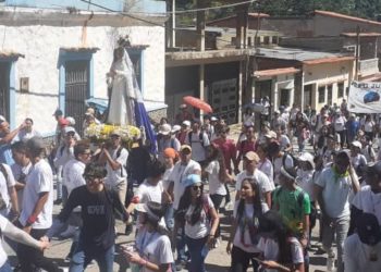 Trujillo | Jóvenes avivan la fe y ruegan por la paz