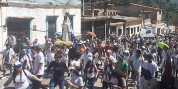Trujillo | Jóvenes avivan la fe y ruegan por la paz