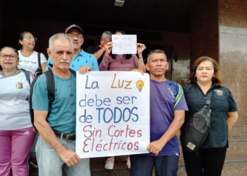 Veedores de La Gente Propone Valera entregan documento en oficinas de Corpoelec para exigir respuesta por constantes fluctuaciones