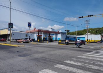 Todo un día de trabajo pierden los valeranos para surtir combustible a precio internacional