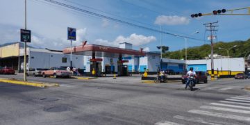 Todo un día de trabajo pierden los valeranos para surtir combustible a precio internacional