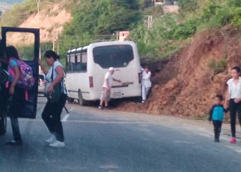 Autobús chocó contra un derrumbe de tierra que tiene años en la entrada de Valera