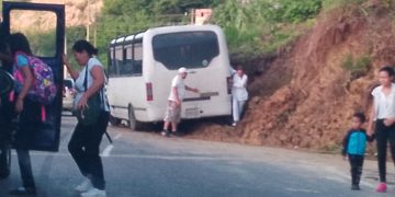 Autobús chocó contra un derrumbe de tierra que tiene años en la entrada de Valera