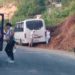 Autobús chocó contra un derrumbe de tierra que tiene años en la entrada de Valera