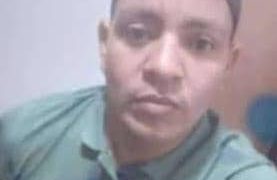 Muere hombre al impactar su moto contra una camioneta