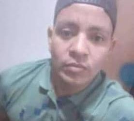 Muere hombre al impactar su moto contra una camioneta