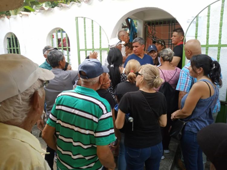 El centro de votación de La Cuesta de Pampán, totalmente abarrotado de sufragantes.