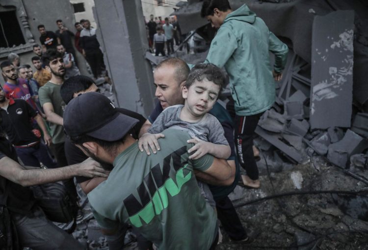 Un niño es rescatado de los escombros de un edificio residencial derribado por un ataque aéreo israelí, en el campo de refugiados de Jan Yunis, en el sur de la Franja de Gaza, el 19 de octubre de 2023. EFE/EPA/HAITHAM IMAD