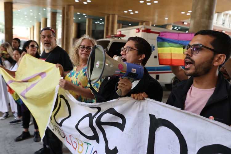 Integrantes del colectivo LGBTI en Venezuela fueron registrados este martes, 3 de octubre, al exigir el derecho al cambio de nombre para los miembros de su comunidad que lo deseen, frente a la sede del Consejo Nacional Electoral, en Caracas (Venezuela). EFE/Miguel Gutiérrez