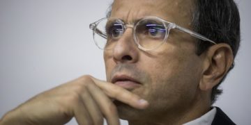 Capriles retira su candidatura dos semanas antes de las primarias