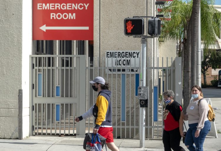 Personas caminan cerca de un hospital en Miami, Florida, en una fotografía de archivo. EFE/ Cristóbal Herrera