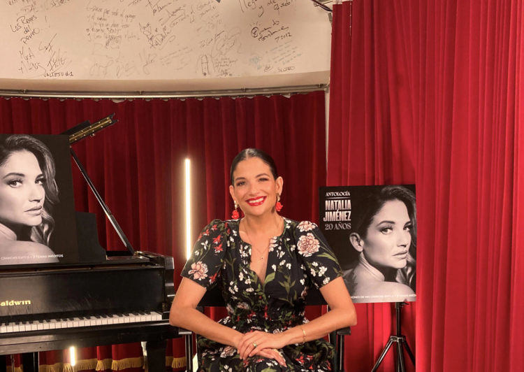 La cantautora española Natalia Jiménez posa para una fotografía durante una entrevista con EFE, el jueves 12 de octubre del 2023, en Miami, Florida (EE.UU.). EFE/Ivonne Malaver
