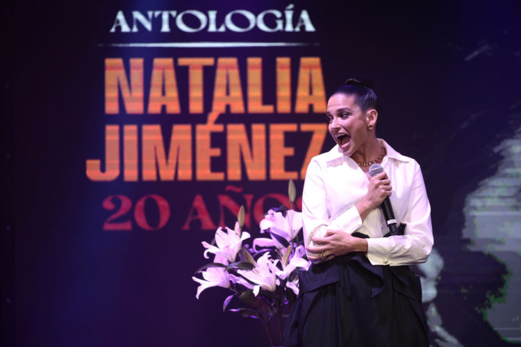 La cantante española Natalia Jiménez habla durante una rueda de prensa hoy, en Ciudad de México (México). EFE/José Méndez