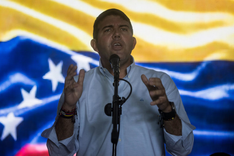 El candidato a las primarias opositoras del 22 de octubre Carlos Prosperi habla a sus simpatizantes durante el lanzamiento de su campaña, en una fotografía de archivo. EFE/ Miguel Gutierrez