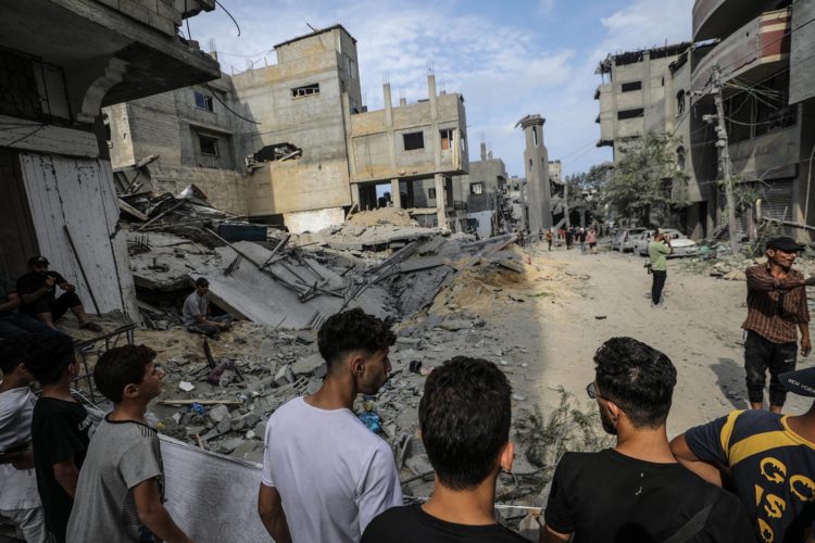 Vista de personas que revisan una zona con daños en Gaza luego de un ataque aéreo de Israel, este 9 de octubre de 2023. EFE/Mohammed Saber