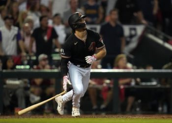 6-5. Thomas y Moreno levantan a los Diamondbacks para empatar a los Filis en la Serie Divisional