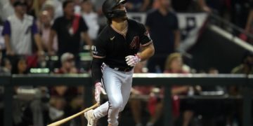 6-5. Thomas y Moreno levantan a los Diamondbacks para empatar a los Filis en la Serie Divisional