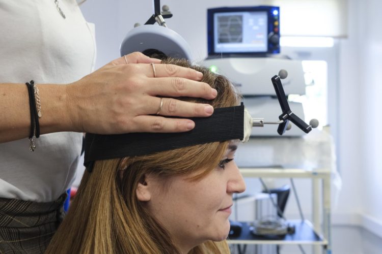 En la imagen, una investigadora del IUNE realiza con una voluntaria una prueba para el estudio de la actividad cerebral en las instalaciones del centro en La Laguna. EFE/Alberto Valdés