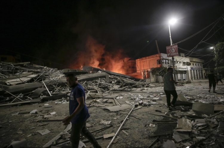 Varios palestinos observan las consecuencias de un ataque aéreo israelí en la ciudad de Gaza, el 9 de octubre de 2023. EFE/EPA/HAITHAM IMAD