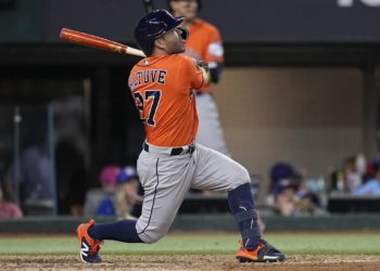 4-5. Altuve pega jonrón de 3 carreras y coloca a Astros a un triunfo de la Serie Mundial