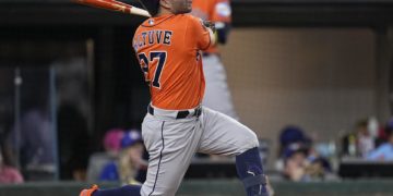 4-5. Altuve pega jonrón de 3 carreras y coloca a Astros a un triunfo de la Serie Mundial