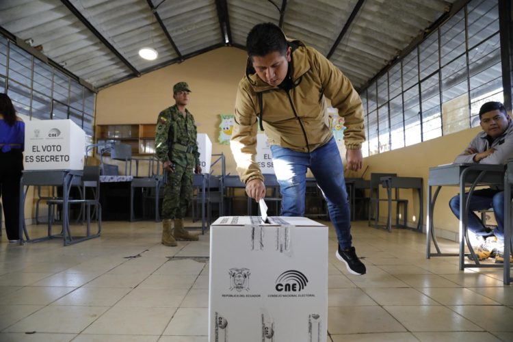 Ciudadanos asisten a votar en la segunda vuelta de las elecciones presidenciales hoy, en Quito (Ecuador). EFE/Santiago Fernández
