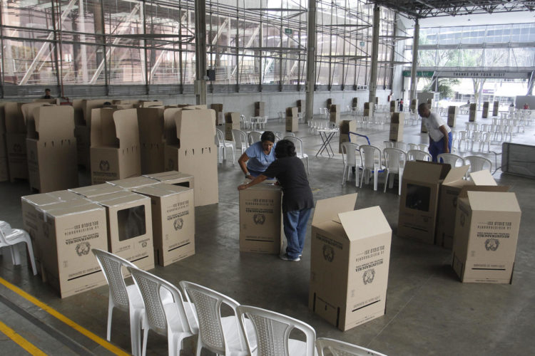 Funcionarios trabajan en un puesto de votación hoy, en el recinto de Plaza Mayor en Medellín (Colombia). Este domingo los colombianos elegirán alcaldes, gobernadores concejales, diputados regionales, ediles y miembros de las juntas administrativas locales. EFE/ Luis Eduardo Noriega Arboleda