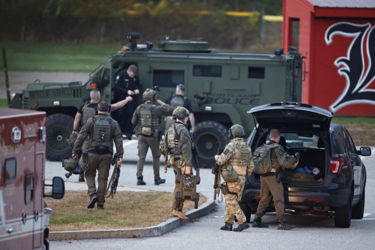 Fuerzas de seguridad buscan al sospechoso de un masivo tiroteo en Lisbon, Maine, este 26 de octubre de 2023. EFE/ Cj Gunther