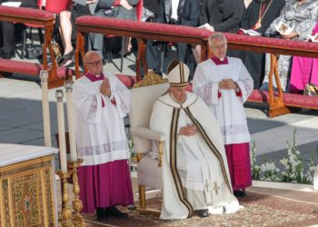 El papa advierte del «chismorreo» y las «ideologías» en la primera sesión del Sínodo