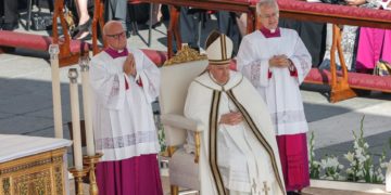 El papa advierte del «chismorreo» y las «ideologías» en la primera sesión del Sínodo